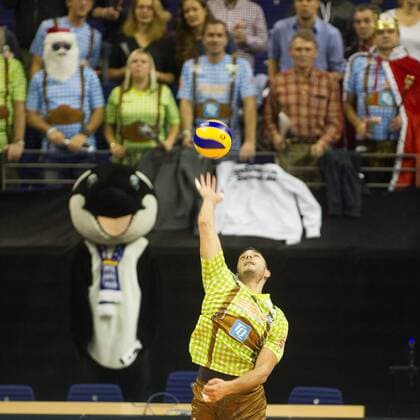 Aufschlag Aleksandar MILOVANCEVIC ( 2, HER). Volleyball, TSV Herrsching (HER) - Berlin Recycling Volleys (B), DVV-Pokal, Halbfinale, Saison 2016 2017, am 24.11.2016 in Berlin M A X S C H M E L I N G H A L L E Deutschland. x_MK40091x