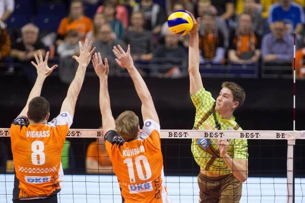 Angriff Tom STROHBACH ( 10, HER). Volleyball, TSV Herrsching (HER) - Berlin Recycling Volleys (B), DVV-Pokal, Halbfinale, Saison 2016 2017, am 24.11.2016 in Berlin M A X S C H M E L I N G H A L L E Deutschland. x_MK40239x
