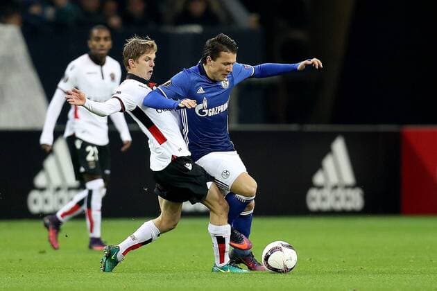 xuhjb, Gelsenkirchen, Veltins Arena, 24.11.16, Europa League - FC Schalke 04 - OGC Nizza Bild: v.li. im Zweikampf Vincent Koziello (Nizza) und Yevhen Konoplyanka (Schalke 04) Gelsenkirchen