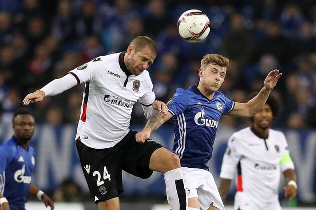 xuhjb, Gelsenkirchen, Veltins Arena, 24.11.16, Europa League - FC Schalke 04 - OGC Nizza Bild: Kopfballduell Kopfball v.li. zwischen Mathieu Bodmer (Nizza) und Max Meyer (Schalke 04) Gelsenkirchen