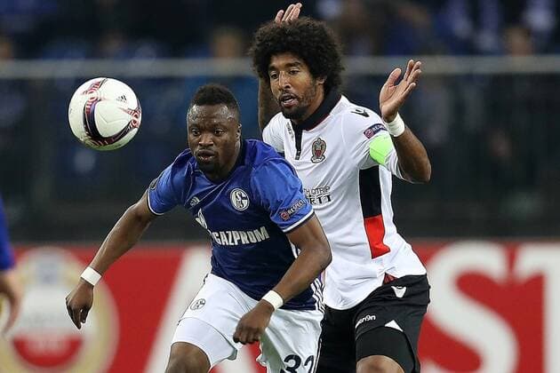 xuhjb, Gelsenkirchen, Veltins Arena, 24.11.16, Europa League - FC Schalke 04 - OGC Nizza Bild: v.li. im Zweikampf Bernard Tekpetey (Schalke 04) und Dante (Nizza) Gelsenkirchen