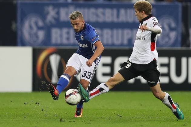 xuhjb, Gelsenkirchen, Veltins Arena, 24.11.16, Europa League - FC Schalke 04 - OGC Nizza Bild: v.li. im Zweikampf Donis Avdijaj (Schalke 04) und Vincent Koziello (Nizza)