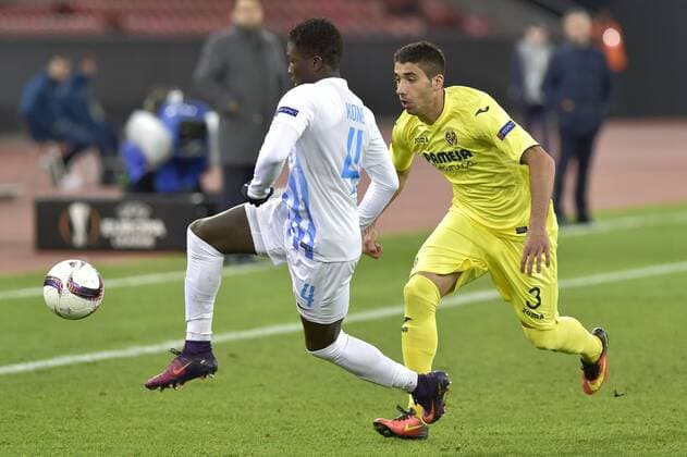 Li. Moussa Kone, FCZ, re. Jose Angel, CF, FC Zuerich - Villareal CF, Europa League, Fussball, 24.11.2016 