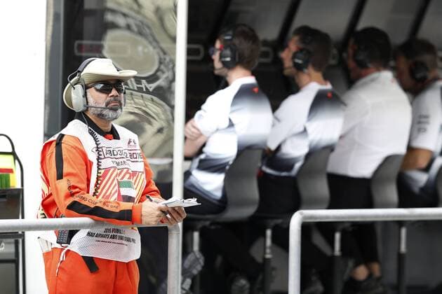 Motorsports: FIA Formula One World Championship WM Weltmeisterschaft 2016, F1 race in Abu Dhabi, track marshall pit lane Streckenposten xTapx