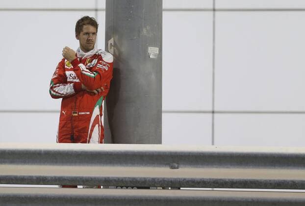 Motorsports: FIA Formula One World Championship WM Weltmeisterschaft 2016, F1 race in Abu Dhabi, 5 Sebastian Vettel (GER, Scuderia Ferrari), stopped on track xTapx
