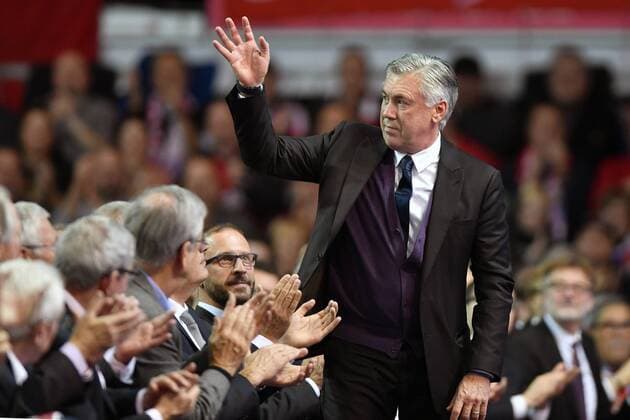 Carlo ANCELOTTI (Trainer FCB) begruesst die Mitglieder,winkt,winkend. Jahres Hauptversammlung 2016 des FC Bayern Muenchen e.V.Wahl des Praesidenten,Praesidiumswahl, am 25.11.2016. A U D I D O M E.