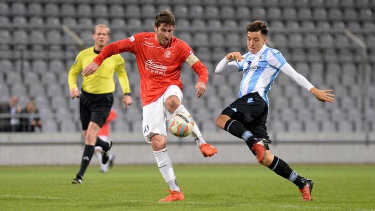v.li.: Dennis Niebauer (VfR Garching, 10) Julian Justvan (TSV 1860 München II, 27) im Zweikampf, Duell, duel, tackle, Dynamik, Action, Aktion, Fussball, Regionalliga Bayern, TSV 1860 München II - VfR Garching, xslx