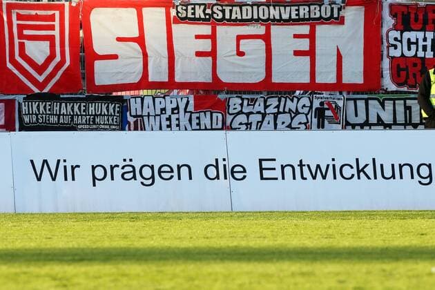Fußball, Stadiongeschichte Sportfreunde Siegen Banner und Logo der Sportfreunde Siegen Fussball Oberliga Westfalen, 18. Spieltag, Sportfreunde Siegen - SV Westfalia Rhynern, am 20.04.2016 in Siegen Deutschland.