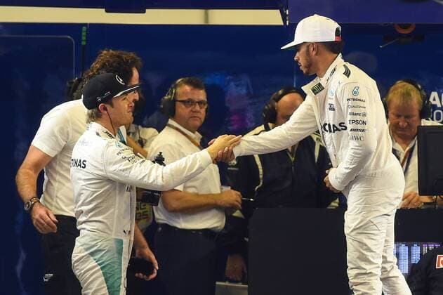 Nico Rosberg (Mercedes AMG Petronas Formula One Team) und Lewis Hamilton (Mercedes AMG Petronas Formula One Team) geben sich beim wiegen nach der Qualifikation die Hand, Grosser Preis von Abu Dhabi 2016, Motorsport, Formel 1, 26.11.2016, Abu Dhabi Copyright: xAndre Eibner-Pressefotox EP_JAE