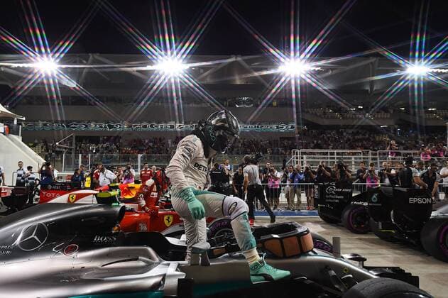 Bilder des Tages - SPORT Nico Rosberg (Mercedes AMG Petronas Formula One Team) steigt nach der Qualifikation aus seinem Auto aus, Grosser Preis von Abu Dhabi 2016, Motorsport, Formel 1, 26.11.2016, Abu Dhabi Copyright: xAndre Eibner-Pressefotox EP_JAE