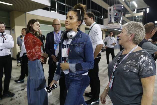 Formel 1, GP von Abu Dhabi, Lewis Hamiltons Mutter an der Rennstrecke Motorsports: FIA Formula One World Championship WM Weltmeisterschaft 2016, Grand Prix of Abu Dhabi, Lewis Hamiltons mother Carmen xHOCHxZWEIx