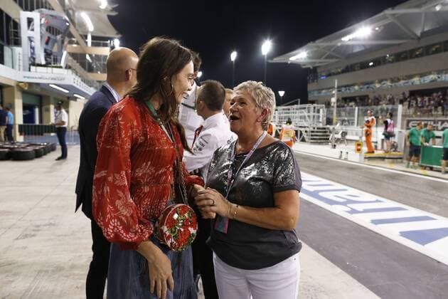 Formel 1, GP von Abu Dhabi, Lewis Hamiltons Mutter an der Rennstrecke Motorsports: FIA Formula One World Championship WM Weltmeisterschaft 2016, Grand Prix of Abu Dhabi, Lewis Hamiltons mother Carmen, with the wife of Paddy Lowe - Anna Danshina xHOCHxZWEIx
