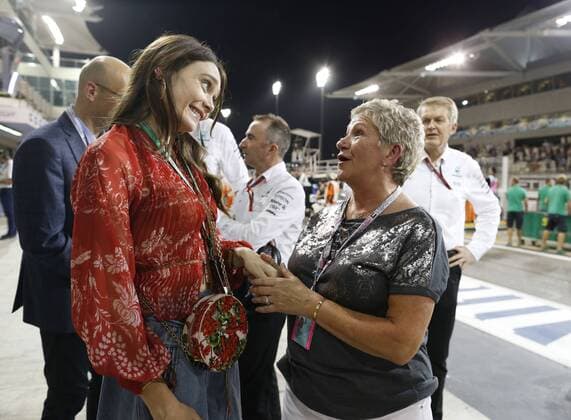 Formel 1, GP von Abu Dhabi, Lewis Hamiltons Mutter an der Rennstrecke Motorsports: FIA Formula One World Championship WM Weltmeisterschaft 2016, Grand Prix of Abu Dhabi, Lewis Hamiltons mother Carmen, with the wife of Paddy Lowe - Anna Danshina xHOCHxZWEIx
