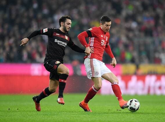 Fussball 1. Bundesliga Saison 2016 2017 12. Spieltag FC Bayern Muenchen - Bayer 04 Leverkusen 26.11.2016 Robert Lewandowski (re, FC Bayern Muenchen) gegen Hakan Calhanoglu (li, Bayer 04 Leverkusen) 