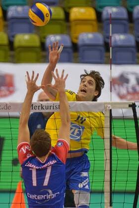 26.11.2016, xtkx, Volleyball 1.Bundesliga Herren, United Volleys - VfB Friedrichshafen, emspor, v.l. Jan Zimmermann (United Volleys) , Tomas Rousseaux (Friedrichshafen) , Frankfurt am Main