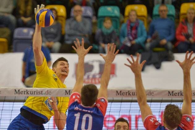 26.11.2016, xtkx, Volleyball 1.Bundesliga Herren, United Volleys - VfB Friedrichshafen, emspor, v.l. Michael Finger (Friedrichshafen) , Moritz reichert (United Volleys) , Frankfurt am Main
