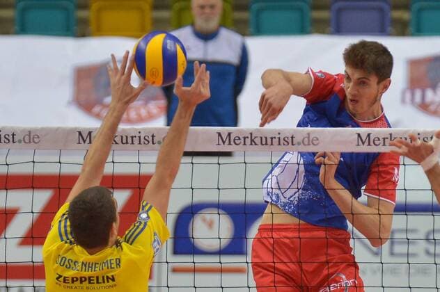 26.11.2016, xtkx, Volleyball 1.Bundesliga Herren, United Volleys - VfB Friedrichshafen, emspor, v.l. David Sossenheimer (Friedrichshafen) , Tobias Krick (United Volleys) , Frankfurt am Main