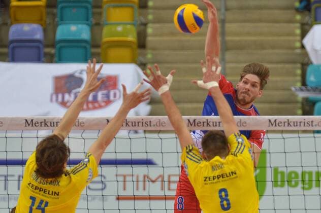 26.11.2016, xtkx, Volleyball 1.Bundesliga Herren, United Volleys - VfB Friedrichshafen, emspor, v.l. Armin Mustedanovic (Friedrichshafen) , Georg Klein (Friedrichshafen) , Jan Klobucar (United Volleys) , Frankfurt am Main