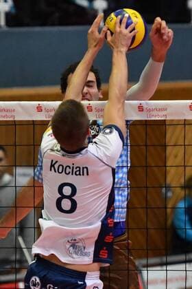 GER,VBL, SVG Lueneburg vs TSV Herrsching 26.11.2016, Gellersenhalle, Lueneburg, GER, VBL, SVG Lueneburg vs TSV Herrsching im Bild Adam Kocian (Lueneburg 08) versucht sich gegen Julius Hoefer(Höfer Herrsching 05) durchzusetzen Foto © nordphoto Witke Local Caption nordphoto xWitke