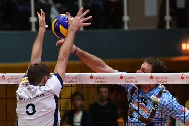 GER,VBL, SVG Lueneburg vs TSV Herrsching 26.11.2016, Gellersenhalle, Lueneburg, GER, VBL, SVG Lueneburg vs TSV Herrsching im Bild Scott Kevorken (Lueneburg 03) versucht sich gegen Roy Friedrich (Herrsching 15) durchzusetzen Foto © nordphoto Witke Local Caption nordphoto xWitke