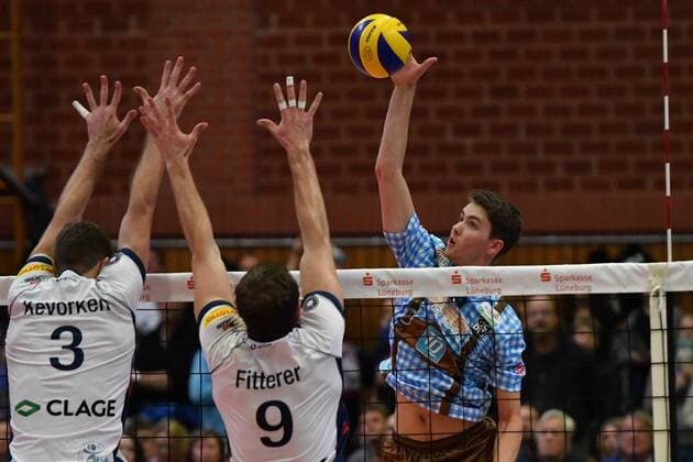 GER,VBL, SVG Lueneburg vs TSV Herrsching 26.11.2016, Gellersenhalle, Lueneburg, GER, VBL, SVG Lueneburg vs TSV Herrsching im Bild Scott Kevorken (Lueneburg 03) und Eric Fitterer (Lueneburg 09) versuchen sich gegen Tom Strohbach(Herrsching 10) durchzusetzen Foto © nordphoto Witke Local Caption nordphoto xWitke