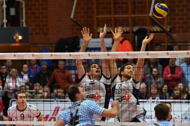 GER,VBL, SVG Lueneburg vs TSV Herrsching 26.11.2016, Gellersenhalle, Lueneburg, GER, VBL, SVG Lueneburg vs TSV Herrsching im Bild Scott Kevorken (Lueneburg 03) und Cody Kessel (Lueneburg 05) versuchen sich gegen Roy Friedrich (Herrsching 15) durchzusetzen Foto © nordphoto Witke Local Caption nordphoto xWitke