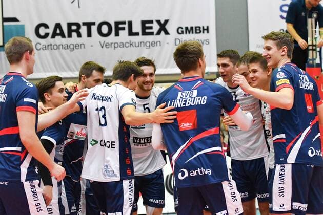 GER,VBL, SVG Lueneburg vs TSV Herrsching 26.11.2016, Gellersenhalle, Lueneburg, GER, VBL, SVG Lueneburg vs TSV Herrsching im Bild die Lueneburger Mannschaft jubelt ueber den Sieg Foto © nordphoto Witke Local Caption nordphoto xWitke