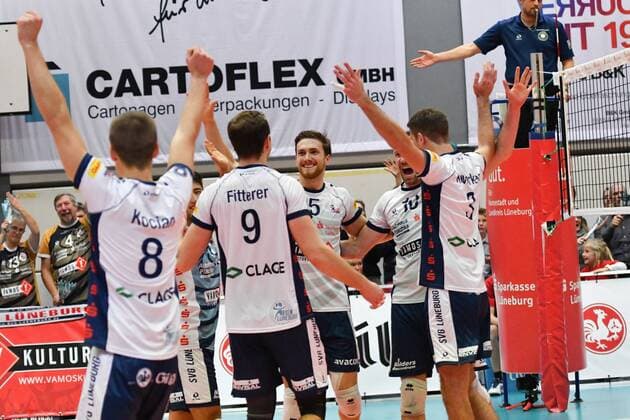 GER,VBL, SVG Lueneburg vs TSV Herrsching 26.11.2016, Gellersenhalle, Lueneburg, GER, VBL, SVG Lueneburg vs TSV Herrsching im Bild die Lueneburger Mannschaft jubelt ueber den Sieg Foto © nordphoto Witke Local Caption nordphoto xWitke