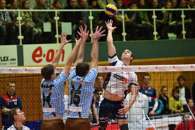 GER,VBL, SVG Lueneburg vs TSV Herrsching 26.11.2016, Gellersenhalle, Lueneburg, GER, VBL, SVG Lueneburg vs TSV Herrsching im Bild Eric Fitterer (Lueneburg 09) versucht sich gegen Tom Strohbach (Herrsching 10) und Roy Friedrich (Herrsching 15) durchzusetzen Foto © nordphoto Witke Local Caption nordphoto xWitke