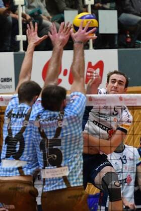 GER,VBL, SVG Lueneburg vs TSV Herrsching 26.11.2016, Gellersenhalle, Lueneburg, GER, VBL, SVG Lueneburg vs TSV Herrsching im Bild Eric Fitterer (Lueneburg 09) versucht sich gegen Tom Strohbach (Herrsching 10) und Roy Friedrich (Herrsching 15) durchzusetzen Foto © nordphoto Witke Local Caption nordphoto xWitke