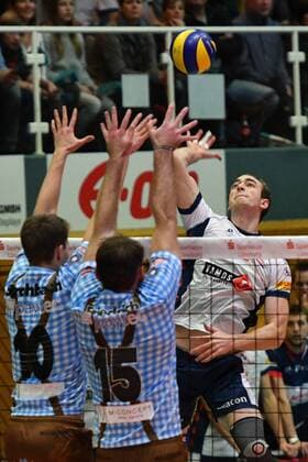 GER,VBL, SVG Lueneburg vs TSV Herrsching 26.11.2016, Gellersenhalle, Lueneburg, GER, VBL, SVG Lueneburg vs TSV Herrsching im Bild Eric Fitterer (Lueneburg 09) versucht sich gegen Tom Strohbach (Herrsching 10) und Roy Friedrich (Herrsching 15) durchzusetzen Foto © nordphoto Witke Local Caption nordphoto xWitke
