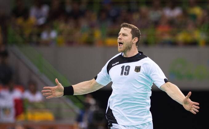Freude nach einem Treffer: Martin Strobel (GER HBW Balingen-Weilstetten) jubelt. li: Hendrik Pekeler (GER Rhein-Neckar Loewen) 12.Wettkampftag am 17.08.2016: Handball, Viertelfinale der Maenner: Deutschland - Qatar in der Future Arena, Rio. Olympische Sommerspiele in Rio De Janeiro, Brasilien 2016,