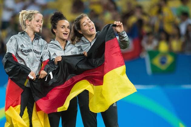 Siegerehrung: Deutschland gewinnt das Spiel mit 2-1 und feiert den Olympiasieg. Die Spielerinnen Kathrin Hendrich (1. FFC Frankfurt GER), Lina Magull (GER SC Freiburg) und Torhueterin Lisa Weiss (vl SGS Essen GER) freuen sich gemeinsam mit der Deutschlandfahne. Die Spielerinnen waren nicht im Spieleinsatz und galten als Nachruecker im Team. 14.Wettkampftag am 19.08.2016: Fussball, Finale der Frauen, Schweden gegen Deutschland im Estadio do Maracana, Rio. Olympische Sommerspiele in Rio De Janeiro, Brasilien 2016,