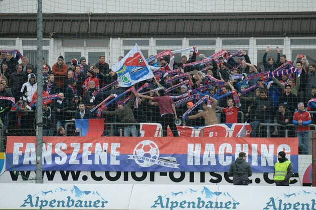 Fußball, Stadiongeschichte SpVgg Unterhaching v.li.: Fans de SpVgg Unterhaching zeigen Choreo, winken mit dem Schal, Fans, Publikum, Zuschauer, Stimmung, Atmosphäre, Stadion, Fussball, Regionalliga Bayern, SpVgg Unterhaching - FC Bayern München II, xslx