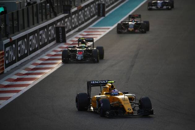 Abu Dhabi Grand Prix, UAE 24 - 27 November 2016 27.11.2016 - Race, Jolyon Palmer (GBR) Renault F1 Team RS16 leads Jenson Button (GBR) McLaren Honda MP4-31 