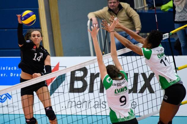 27.11.2016, Halle Berg Fidel, Muenster Volleyball, Bundesliga Frauen, Normalrunde, USC Münster Muenster vs. Rote Raben Vilsbiburg Angriff Lena Stigrot ( 14 Vilsbiburg) - Block Doppelblock Juliane Langgemach ( 9 Muenster), Erica Wilson ( 11 Muenster)