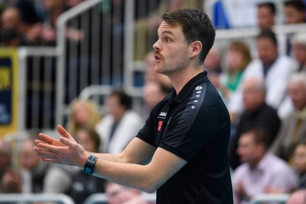 27.11.2016, Halle Berg Fidel, Muenster Volleyball, Bundesliga Frauen, Normalrunde, USC Münster Muenster vs. Rote Raben Vilsbiburg Jonas Kronseder (Trainer Coach Vilsbiburg)