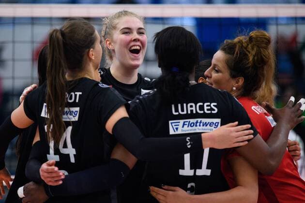 27.11.2016, Halle Berg Fidel, Muenster Volleyball, Bundesliga Frauen, Normalrunde, USC Münster Muenster vs. Rote Raben Vilsbiburg Jubek Lena Stigrot ( 14 Vilsbiburg), Marlies Wagendorp ( 9 Vilsbiburg), Liana Mesa Luaces ( 11 Vilsbiburg), Naoko Hashimoto ( 17 Vilsbiburg), Srna Markovic ( 6 Vilsbiburg)