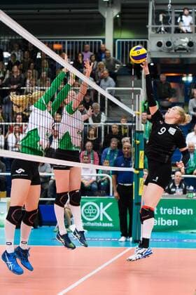 27.11.2016, Halle Berg Fidel, Muenster Volleyball, Bundesliga Frauen, Normalrunde, USC Münster Muenster vs. Rote Raben Vilsbiburg Block Doppelblock Leonie Schwertmann ( 18 Muenster), Sina Fuchs ( 6 Muenster) - Angriff Marlies Wagendorp ( 9 Vilsbiburg)