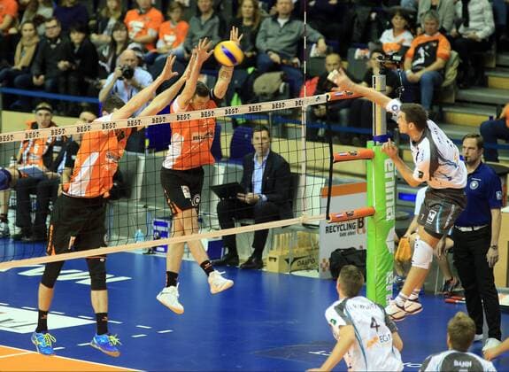 GER, 1.VBL, BR VOLLEYS VS. SWD POWERVOLLEYS DUEREN 27.11.2016, Max Schmeling Halle, Berlin, GER, 1.VBL, BR VOLLEYS VS. SWD POWERVOLLEYS DUEREN, im Bild Graham Vigrass (BR Volleys 8), Steven Marshall (BR Volleys 2), Romans Sauss (Dueren 7) nordphotox xEngler