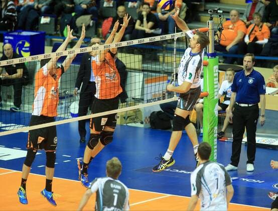 GER, 1.VBL, BR VOLLEYS VS. SWD POWERVOLLEYS DUEREN 27.11.2016, Max Schmeling Halle, Berlin, GER, 1.VBL, BR VOLLEYS VS. SWD POWERVOLLEYS DUEREN, im Bild Graham Vigrass (BR Volleys 8), Robert Kromm (BR Volleys 3), Tim Broshog (Dueren 3) nordphotox xEngler