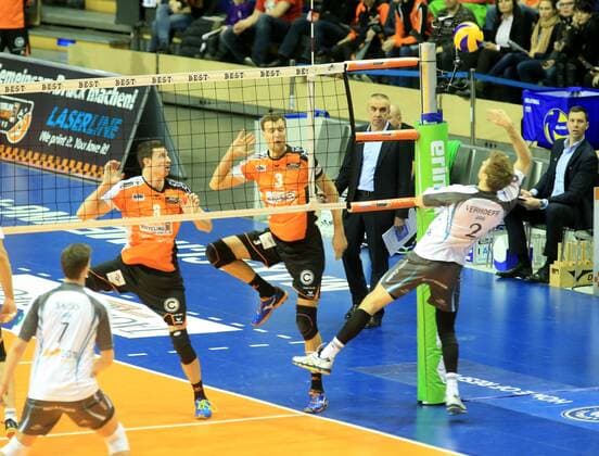 GER, 1.VBL, BR VOLLEYS VS. SWD POWERVOLLEYS DUEREN 27.11.2016, Max Schmeling Halle, Berlin, GER, 1.VBL, BR VOLLEYS VS. SWD POWERVOLLEYS DUEREN, im Bild Graham Vigrass (BR Volleys 8), Robert Kromm (BR Volleys 3), Rudy Verhoeff (Dueren 2) nordphotox xEngler