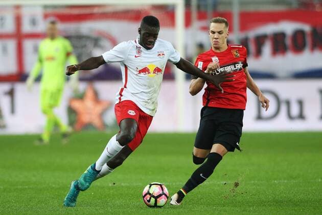 SOCCER - BL, RBS vs Admira SALZBURG,AUSTRIA,27.NOV.16 - SOCCER - tipico Bundesliga, Red Bull Salzburg vs FC Admira Wacker Moedling. Image shows Dayot Upamecano (RBS) and Christoph Monschein (Admira). GEPAxpictures xMathiasxMandl
