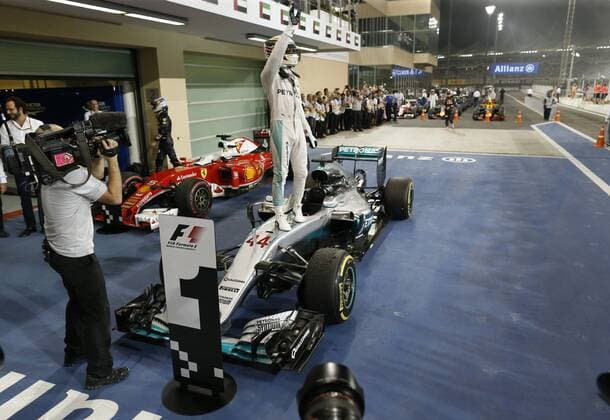 Motorsports: FIA Formula One World Championship WM Weltmeisterschaft 2016, Grand Prix of Abu Dhabi, 44 Lewis Hamilton (GBR, Mercedes AMG Petronas Formula One Team), xHOCHxZWEIx
