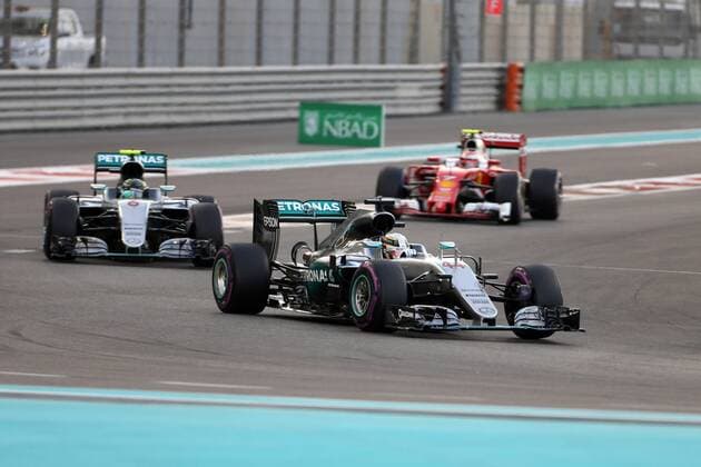 Abu Dhabi Grand Prix, UAE 24 - 27 November 2016 27.11.2016 - Race, Lewis Hamilton (GBR) Mercedes AMG F1 W07 Hybrid leads Nico Rosberg (GER) Mercedes AMG F1 W07 Hybrid 