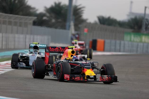 Abu Dhabi Grand Prix, UAE 24 - 27 November 2016 27.11.2016 - Race, Max Verstappen (NED) Red Bull Racing RB12 leads Nico Rosberg (GER) Mercedes AMG F1 W07 Hybrid 