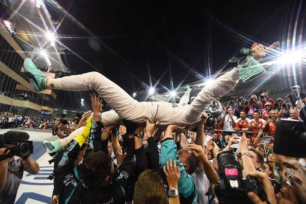 Nico Rosberg (Mercedes AMG Petronas Formula One Team) wird von seinen Mechanikern in die Luft geworfen, Grosser Preis von Abu Dhabi 2016, Motorsport, Formel 1, 27.11.2016, Abu Dhabi Copyright: xAndre Eibner-Pressefotox EP_JAE