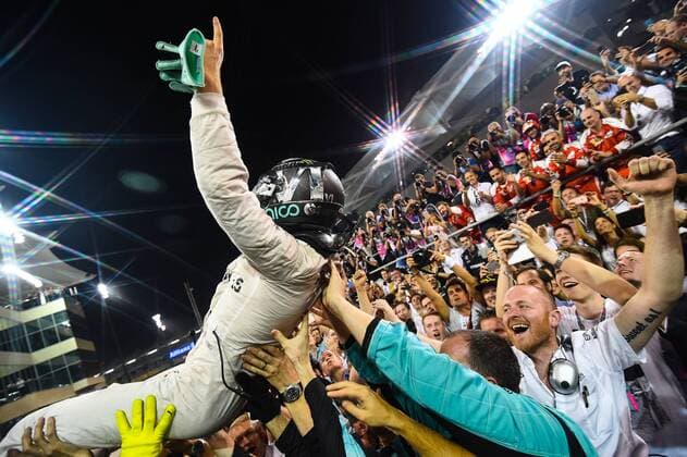 Nico Rosberg (Mercedes AMG Petronas Formula One Team) wird von seinen Mechanikern in die Luft geworfen, Grosser Preis von Abu Dhabi 2016, Motorsport, Formel 1, 27.11.2016, Abu Dhabi Copyright: xAndre Eibner-Pressefotox EP_JAE