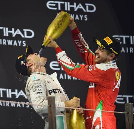 Sebastian Vettel (Scuderia Ferrari) giesst Nico Rosberg (Mercedes AMG Petronas Formula One Team) Champagner in den Mund, Grosser Preis von Abu Dhabi 2016, Motorsport, Formel 1, 27.11.2016, Abu Dhabi Copyright: xAndre Eibner-Pressefotox EP_JAE
