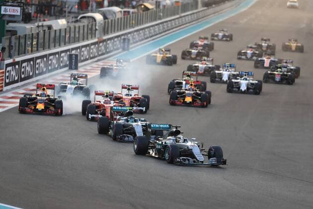 27.11.2016. Abu Dhabi, UAE. Formula 1 Grand Prix Abu Dhabi, race day. Mercedes AMG Petronas W07 Hybrid & x2013; Lewis Hamilton leads race start ahead of Rosberg into the first corner xLeannexBoonx  ActionPlus11814927